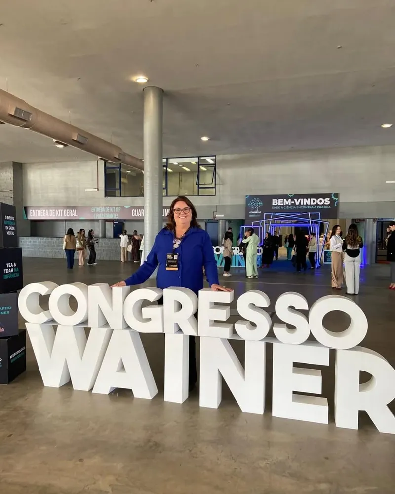 Andrea em frente ao letreiro do Congresso Wainer